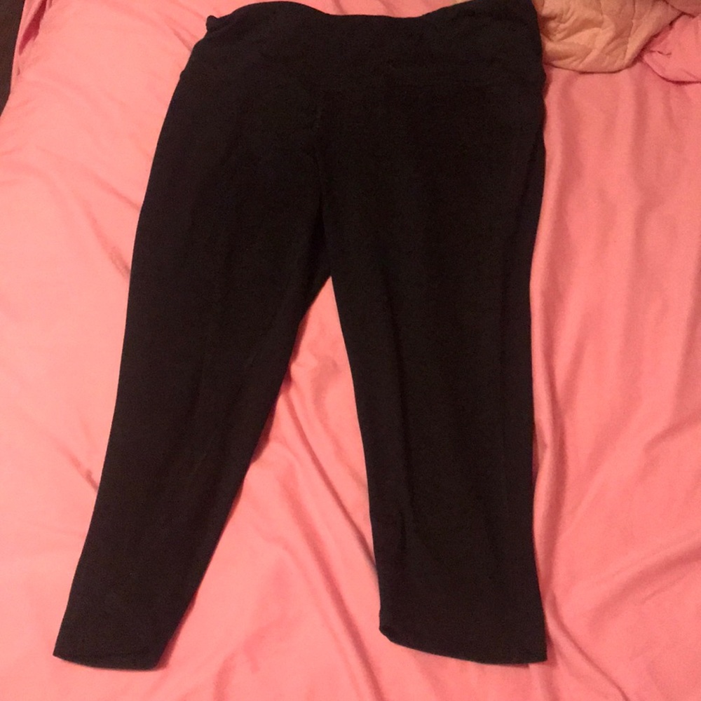 CROPPED BLACK LEGGINGS